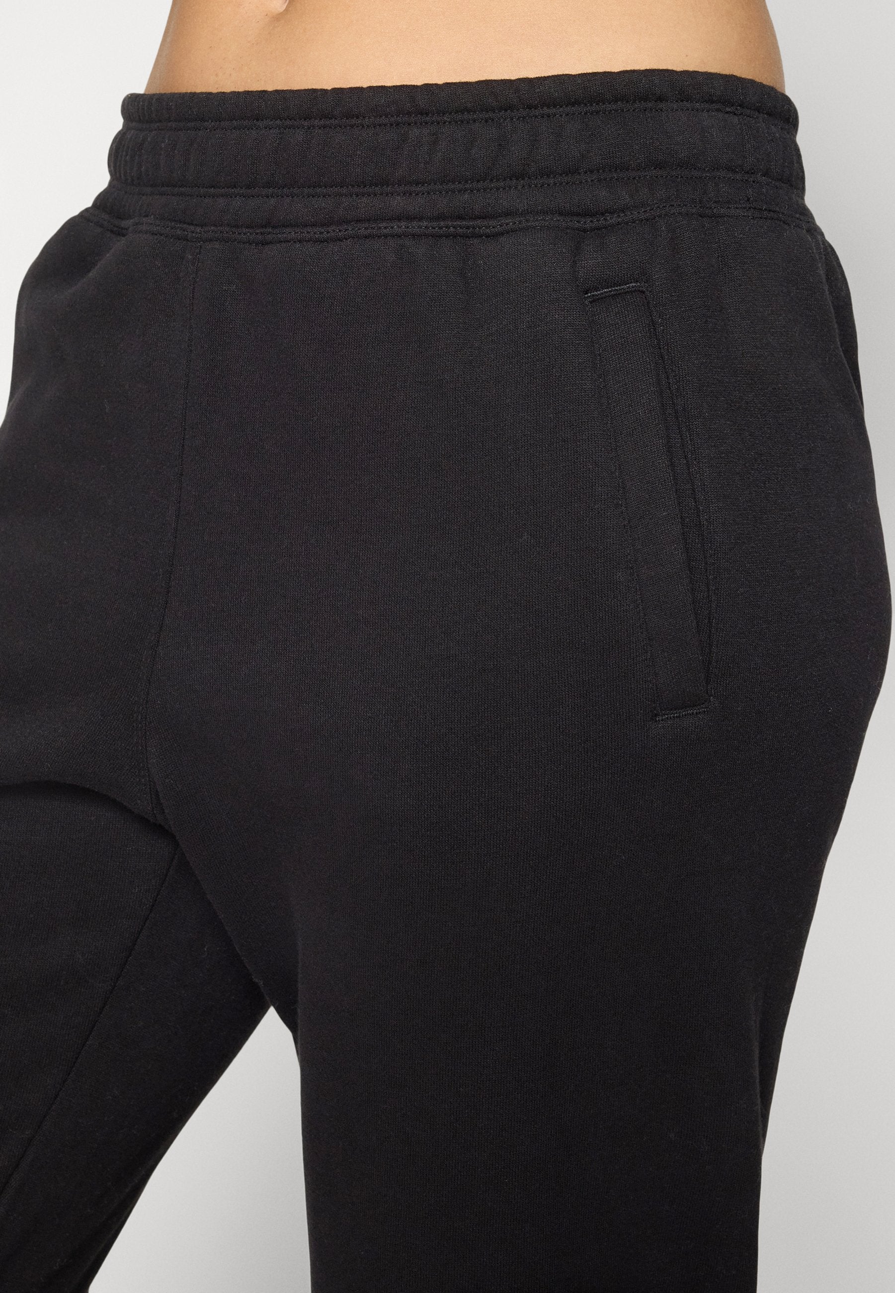 DKNY Sport
