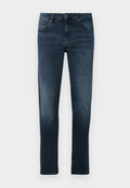 Dunkelblaue, schmal geschnittene Herrenjeans mit vorderem Knopfverschluss, Reißverschluss, fünf Taschen und leichten Ausbleichungen an Oberschenkeln und Knien.