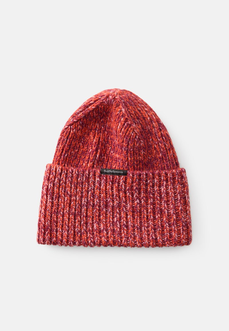 Gestrickte Mütze in gemischten Rottönen und Orange mit einem gerippten Muster, versehen mit einem kleinen schwarzen Logo-Patch am umgeschlagenen Saum.