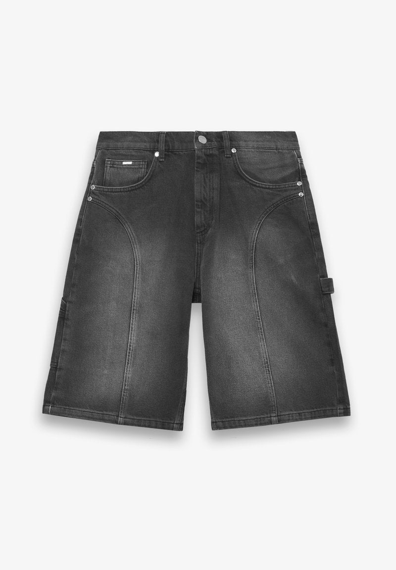 Schwarze Denim-Shorts mit geradem Schnitt, Vorder- und Gesäßtaschen, kontrastierenden Nähten und Metallverzierungen.