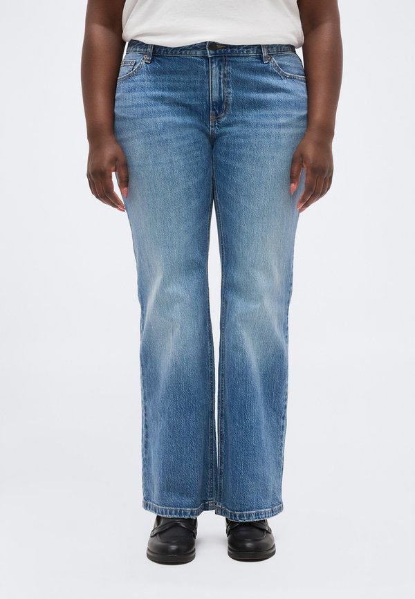 Vero Moda Curve Flared fit VMCASTRA Low rise - Flared Jeans - medium blue denim