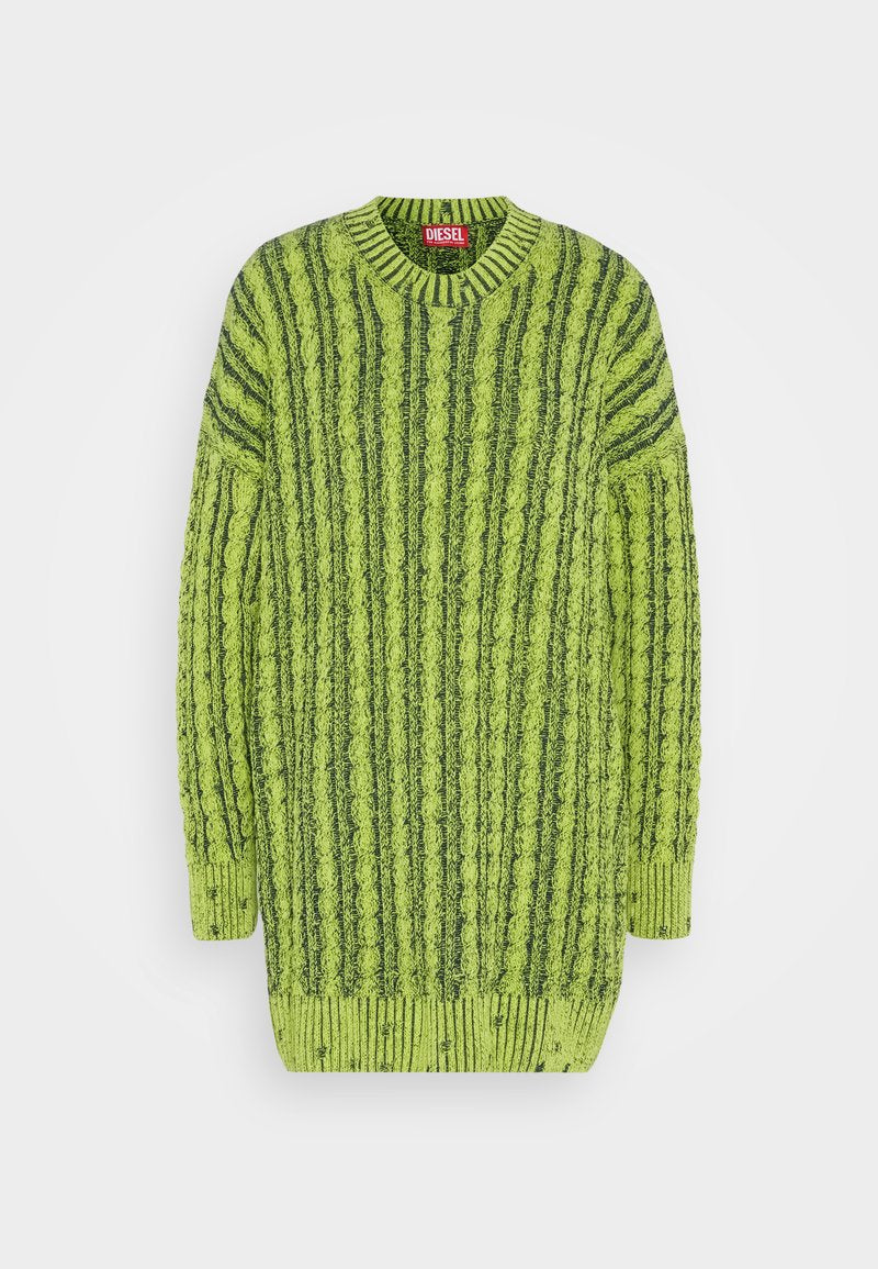 Grüner gestrickter Pullover mit strukturierten Streifen, gerippten Bündchen und Saum, rundem Halsausschnitt und einem sichtbaren Markenlabel innen.