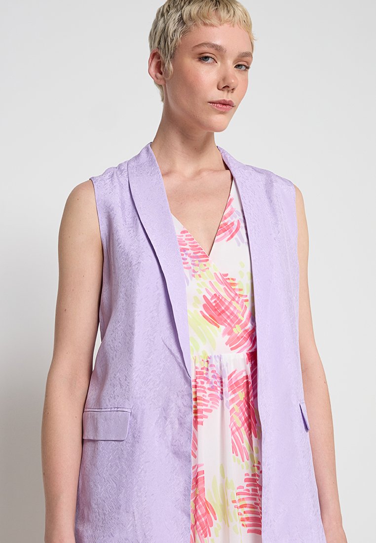 Armani Exchange Weste Media 4