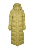 Daunenjacke mit Kapuze, aus leichtem olivgrünem Stoff. Verfügt über horizontale Steppabschnitte und gerippte Bündchen. Mittellanges Design.