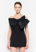 Schwarzes, schulterfreies Minikleid mit einer übergroßen Schleife auf der Brust, aus glattem Stoff mit einer eleganten, figurbetonten Silhouette.