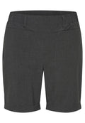 Grau maßgeschneiderte Shorts aus einem glatten Stoff mit einem angepassten Bund, versehen mit Seitentaschen und umgeschlagenen Säumen.