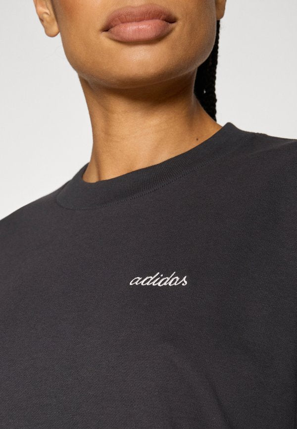 adidas Sportswear SEASONAL ESSENTIALS COLORPOP WITH EMBROIDERED GRAPHIC