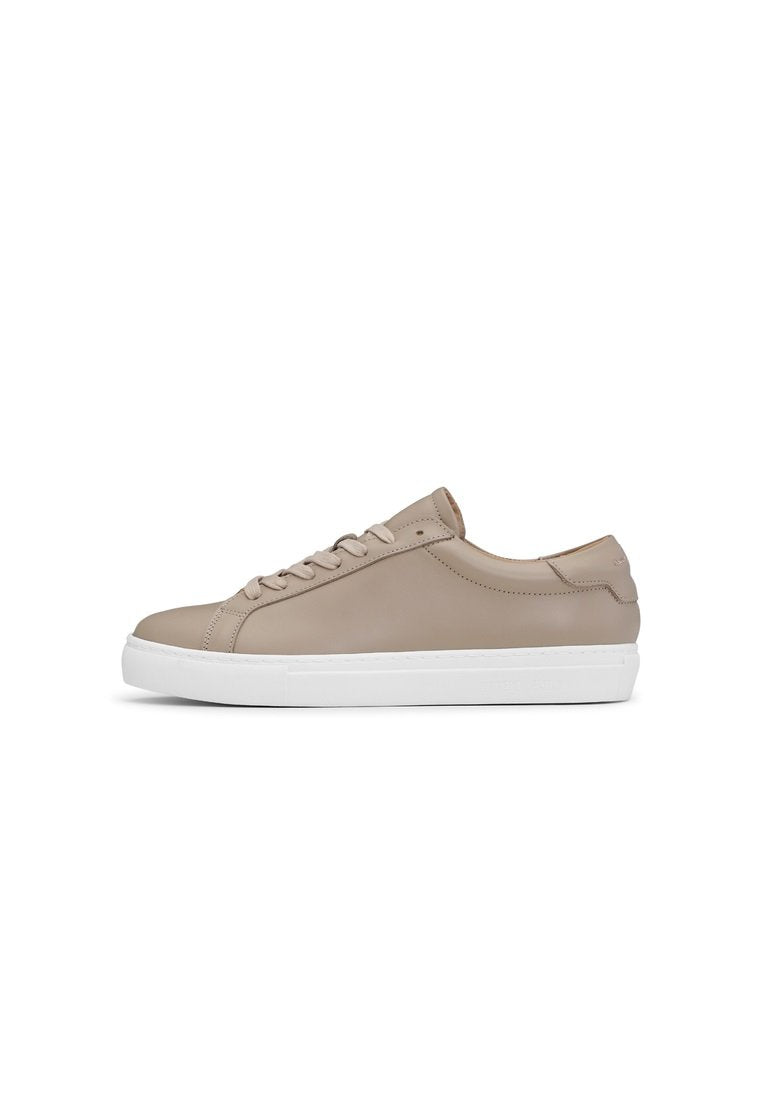 Beiger Ledersneaker mit rundem Zehenbereich, weißer Sohle und minimalistischem Design. Verfügt über runde Schnürsenkel und dezente Steppnähte.