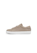 Beiger Ledersneaker mit rundem Zehenbereich, weißer Sohle und minimalistischem Design. Verfügt über runde Schnürsenkel und dezente Steppnähte.