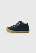 Navyblaue Wildlederschuhe für Kinder mit abgerundeter Spitze, hellbrauner Gummisohle und drei Ösen für Schnürsenkel. Glatte Textur und schlichtes Design.