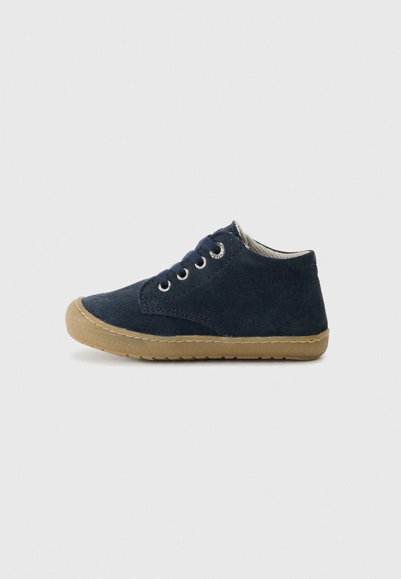 Navyblaue Wildlederschuhe für Kinder mit abgerundeter Spitze, hellbrauner Gummisohle und drei Ösen für Schnürsenkel. Glatte Textur und schlichtes Design.