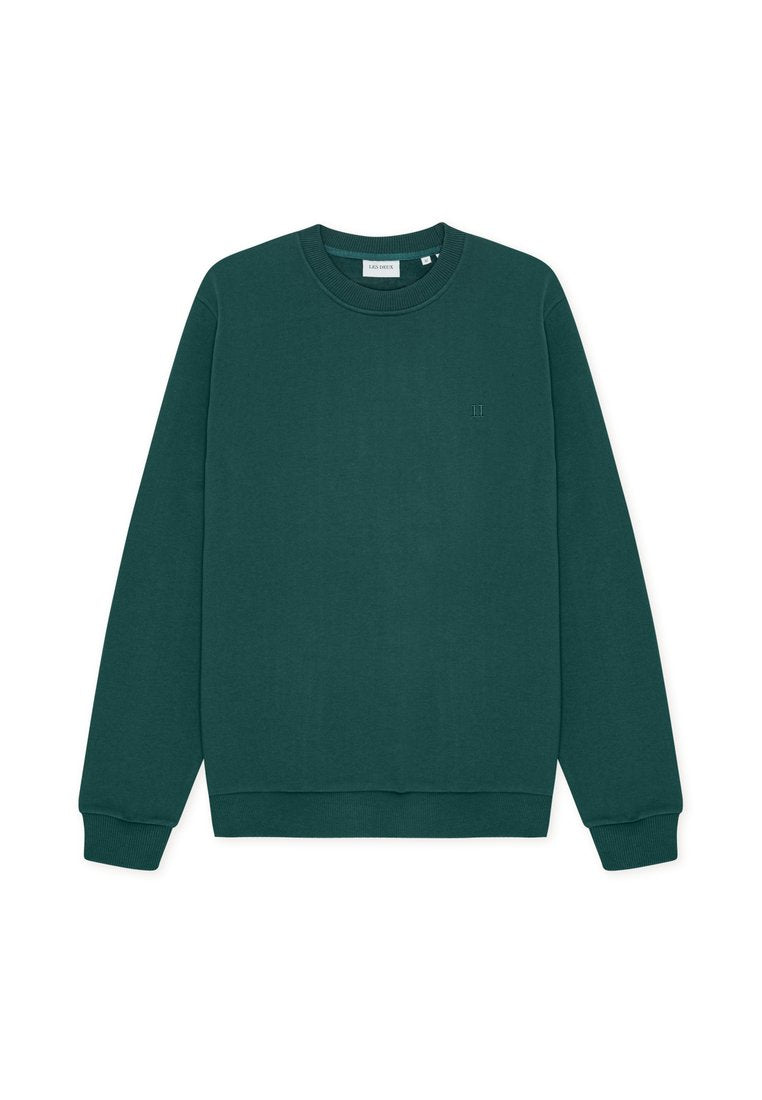 Grüner Baumwoll-Sweatshirt mit Rundhalsausschnitt, gerippten Bündchen und Saum sowie einem kleinen Logo in der Mitte vorne. Glatte Textur.