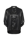 Schwarze, glänzende Bluse mit V-Ausschnitt, lockerer Passform und Dreiviertelärmeln. Der Stoff hat eine glatte, glänzende Textur.