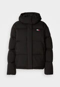 Schwarze Steppjacke mit Kapuze, ausgestattet mit einem gequilteten Design, seitlichen Taschen und einem kleinen Logo-Patch auf der Brust. Glatte, matte Textur.
