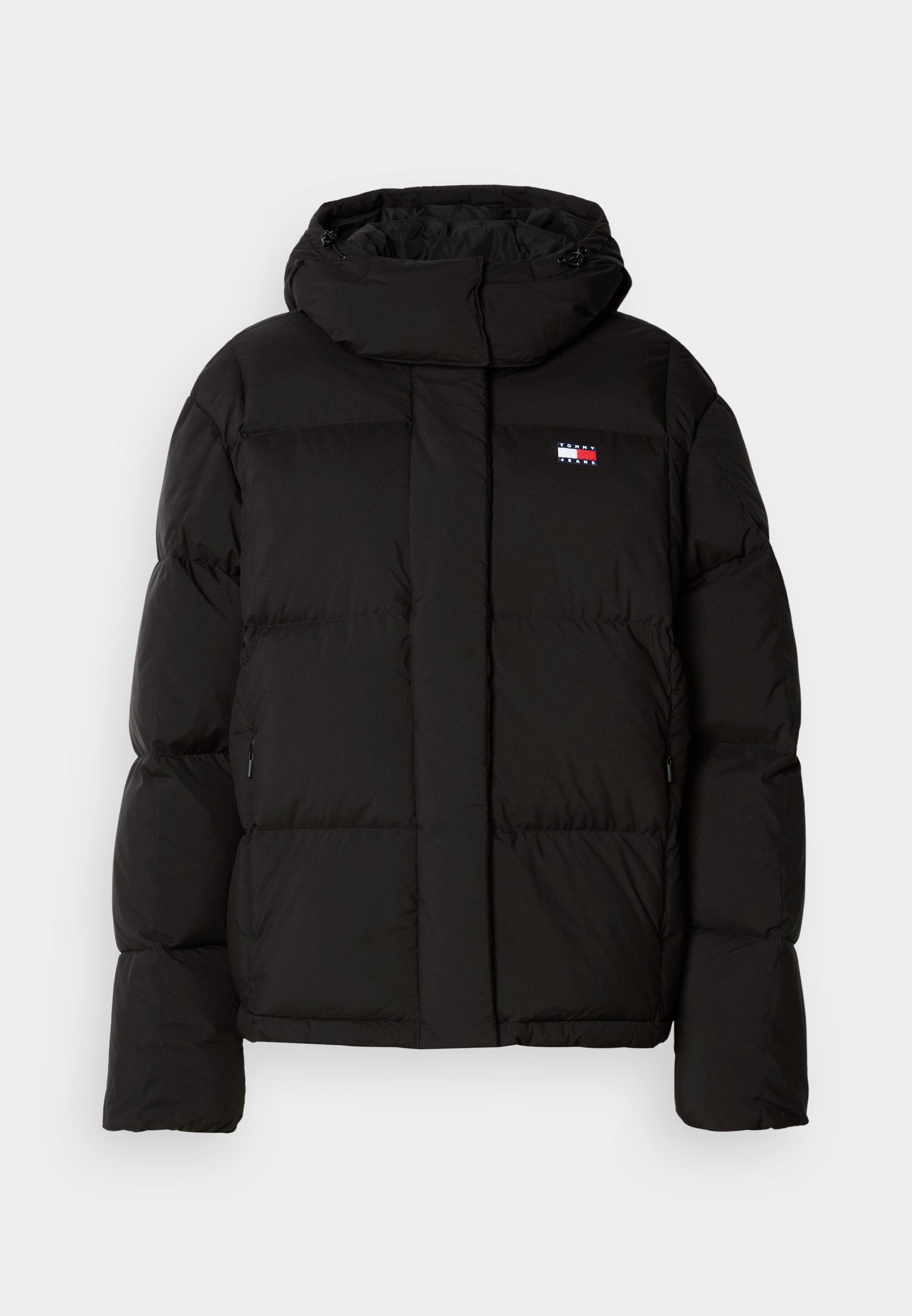 Schwarze Steppjacke mit Kapuze, ausgestattet mit einem gequilteten Design, seitlichen Taschen und einem kleinen Logo-Patch auf der Brust. Glatte, matte Textur.
