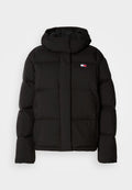 Schwarze Steppjacke mit Kapuze, ausgestattet mit einem gequilteten Design, seitlichen Taschen und einem kleinen Logo-Patch auf der Brust. Glatte, matte Textur.