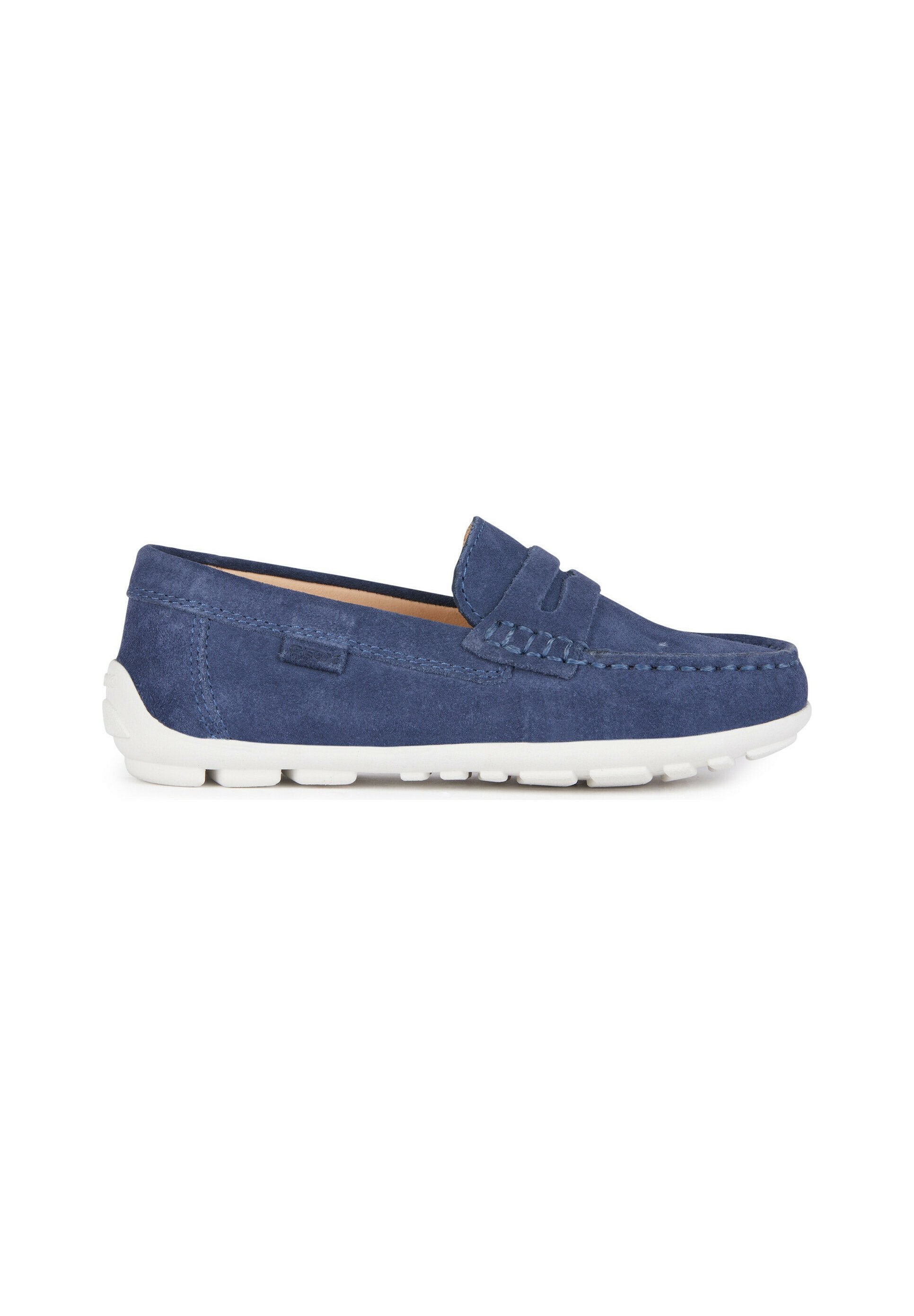 Navyblaue Wildleder-Loafer mit einer weißen Gummisohle, die ein gesticktes Design und ein seitliches Akzentpanel für zusätzliche Details aufweisen.