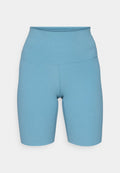 Hochtaillierte blaue Shorts aus dehnfähigem Material, mit flachen Nähten und glatter Oberfläche, entworfen für Komfort und Beweglichkeit.