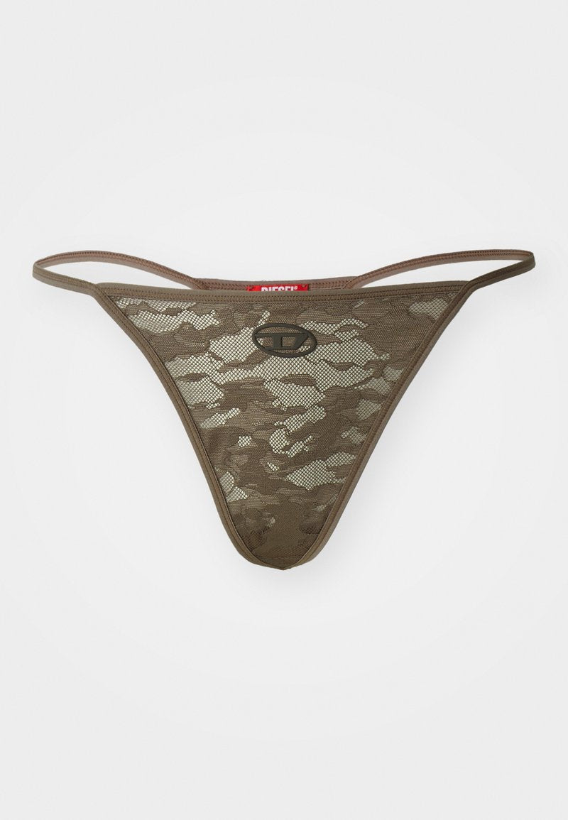 Brauner Camouflage-Mesh-Thong mit dünnen Trägern und einem kreisförmigen Logo-Detail an der Vorderseite. Leichtes Material mit transparenter Textur.