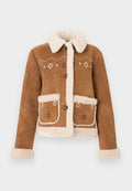 Braune Wildlederjacke mit beigem Kunstpelzkragen und -manschetten. Verfügt über Blumenstickerei auf der Vorderseite und zwei Vordertaschen. Mit Knopfverschluss.
