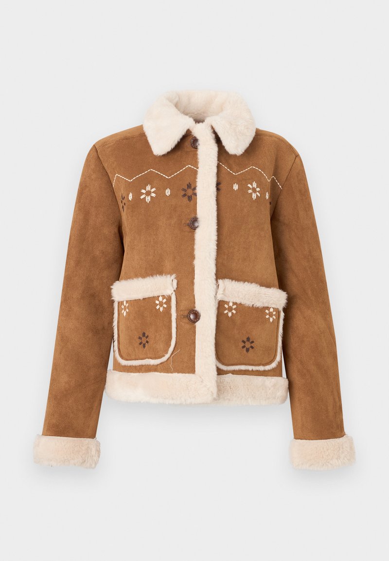 Braune Wildlederjacke mit beigem Kunstpelzkragen und -manschetten. Verfügt über Blumenstickerei auf der Vorderseite und zwei Vordertaschen. Mit Knopfverschluss.