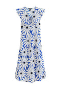 Blaues ärmelloses Kleid mit weißem Gänseblümchenmuster und schwarzen Mittelpunkten, das über einen V-Ausschnitt, Rüschensäume und eine Bindeschleife vorne verfügt.