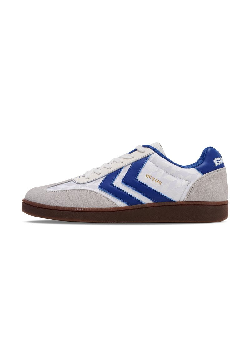 Sneaker mit einem Obermaterial aus weißem und blauem Wildleder und Synthetik, einer braunen Gummisohle und einem markanten Chevron-Design an den Seiten.