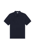 Marineblaues Poloshirt aus Baumwolle, mit klassischem Kragen, kurzen Ärmeln und kleinem Logo auf der linken Brust. Schlichtes Design.