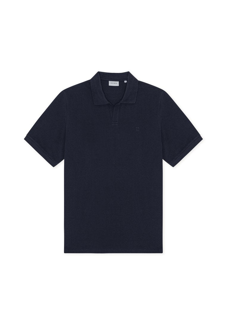 Marineblaues Poloshirt aus Baumwolle, mit klassischem Kragen, kurzen Ärmeln und kleinem Logo auf der linken Brust. Schlichtes Design.