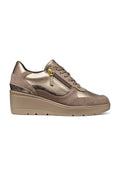 Damen Wedge-Sneakers aus metallisch bronze und taupe Veloursleder mit Schnürung vorne, seitlichem Reißverschluss und strukturierten Details an der Ferse.