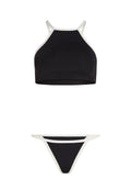 Schwarzes Bikini-Set mit einem Neckholder-Oberteil, das weiße Akzente an den Rändern aufweist. Der Unterteil ist ein passender Tanga im gleichen Stil mit ähnlicher Verzierung.