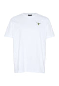 Weißes T-Shirt mit kurzen Ärmeln und Rundhalsausschnitt, mit kleinem grünem Taucher-Logo auf der linken Brust und "Chiemsee"-Etikett im Kragen.