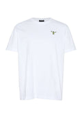 Weißes T-Shirt mit kurzen Ärmeln und Rundhalsausschnitt, mit kleinem grünem Taucher-Logo auf der linken Brust und "Chiemsee"-Etikett im Kragen.