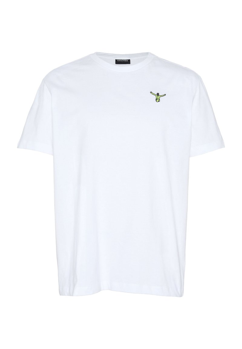 Weißes T-Shirt mit kurzen Ärmeln und Rundhalsausschnitt, mit kleinem grünem Taucher-Logo auf der linken Brust und "Chiemsee"-Etikett im Kragen.