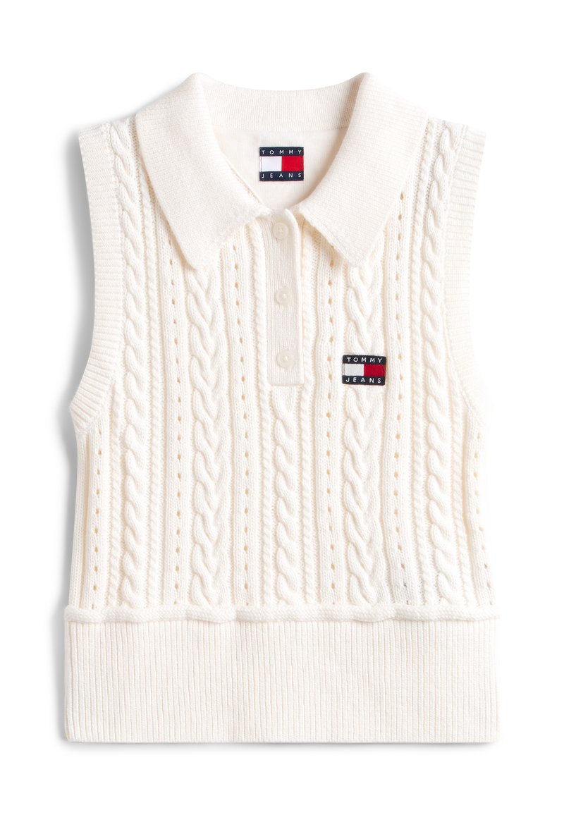 Ärmellose weiße Strickweste mit Zopfmuster, Kragen, drei Knöpfen, geripptem Saum und Tommy Jeans Logoaufnäher auf der Brust.