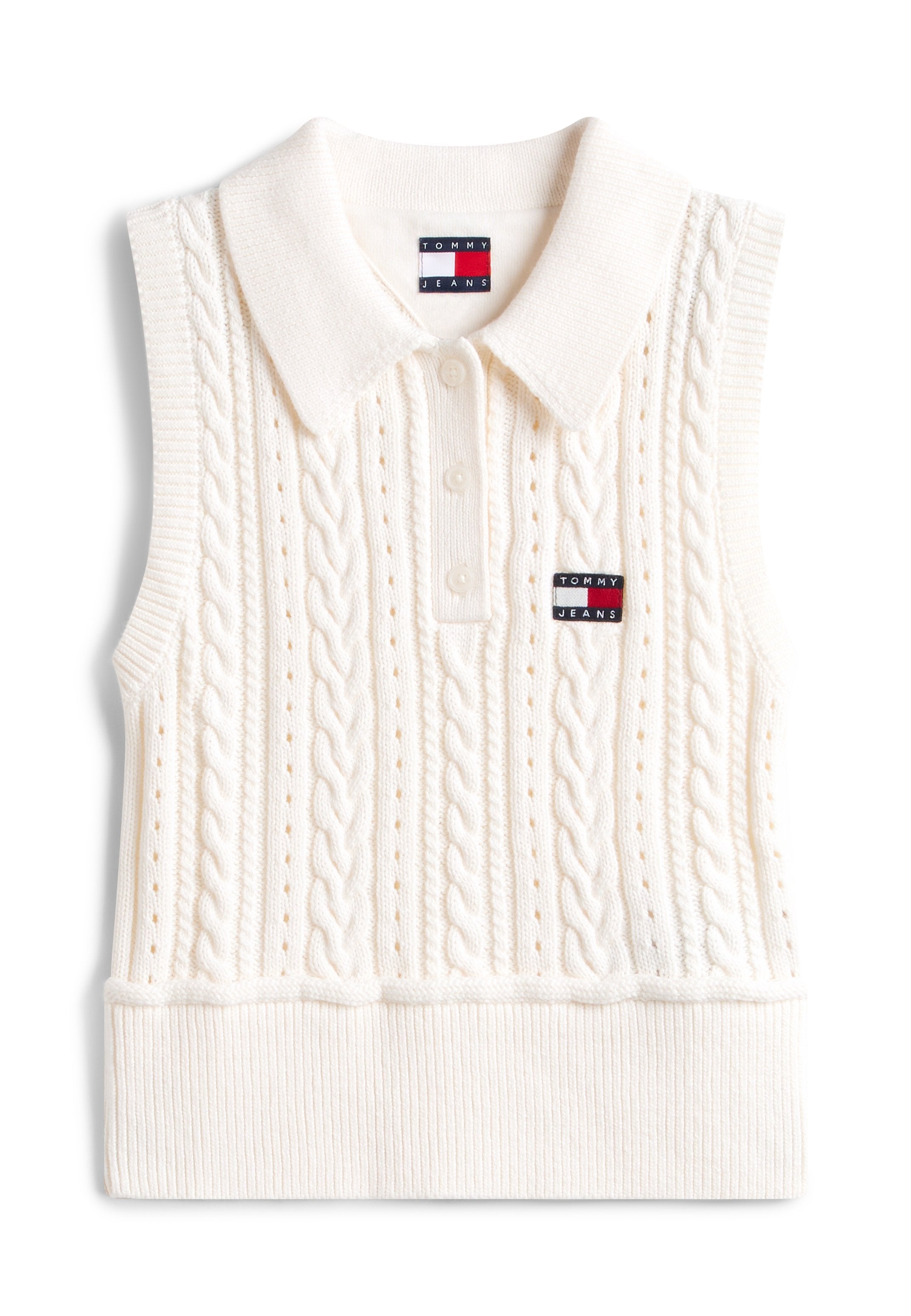 Ärmellose weiße Strickweste mit Zopfmuster, Kragen, drei Knöpfen, geripptem Saum und Tommy Jeans Logoaufnäher auf der Brust.
