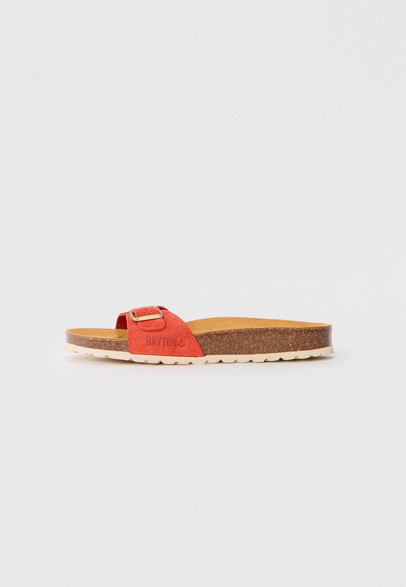 Einzelne rote Strand-Sandale mit verstellbarem Riemen, Korkfußbett und weißer gerippter Sohle, mit dem Markennamen "BAYTON" auf dem Riemen.