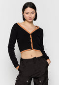 Schwarze, gerippte, cropped Strickjacke mit orangefarbenen Akzenten am V-Ausschnitt und der Knopfleiste. Verfügt über lange Ärmel und eine figurnahe Passform.