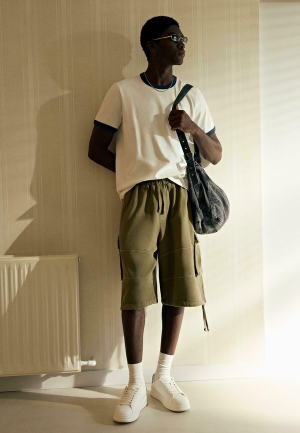 Bershka FADED - CARGO JORTS - Shorts - khaki
