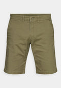 Olivgrüne Herren-Knielange Shorts mit Knopf- und Reißverschluss, Gürtelschlaufen und Seitentaschen auf einfarbigem Hintergrund.