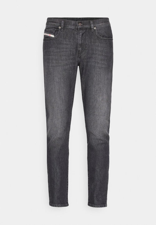Dunkelgraue Jeans aus Denim mit geradem Schnitt, fünf Taschen-Design und subtiler Ausbleichung. Verfügt über einen Metallknopf und gestickte Akzente.