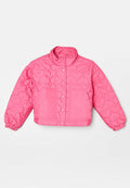Leuchtend pinke gesteppte Jacke mit Druckknöpfen, hohem Kragen, zwei Fronttaschen und elastischen Bündchen, flach auf einem weißen Hintergrund ausgebreitet.