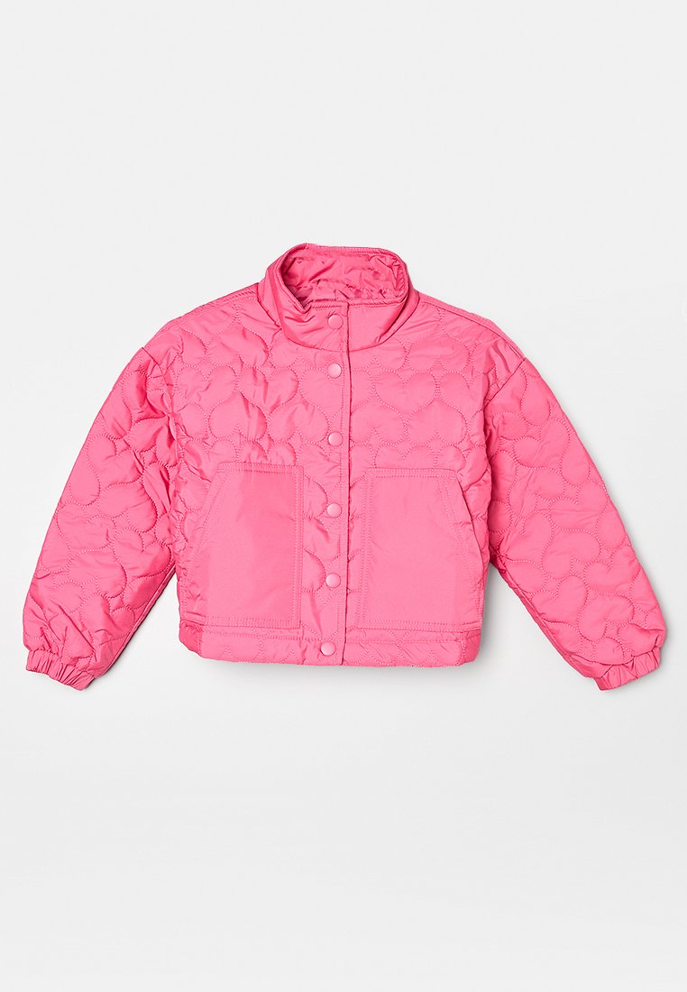 Leuchtend pinke gesteppte Jacke mit Druckknöpfen, hohem Kragen, zwei Fronttaschen und elastischen Bündchen, flach auf einem weißen Hintergrund ausgebreitet.