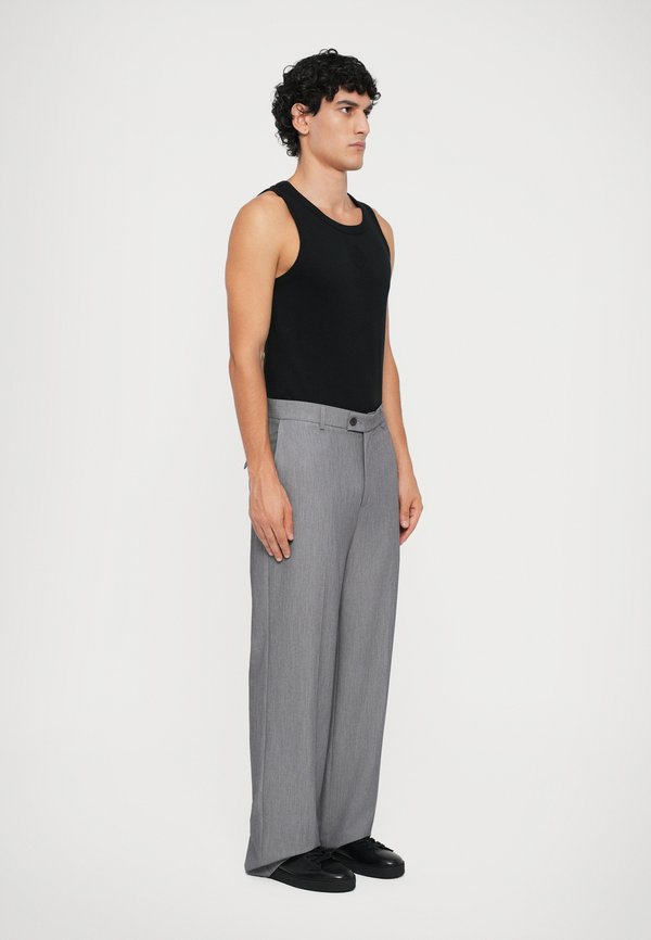 Essential Collective TAILORED SINGLE PLEAT TROUSER