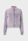Rosa Jeansjacke mit hohem Kragen, Frontreißverschluss, zwei Brusttaschen und strukturiertem Finish. Kurzes Design mit blauen Akzenten.