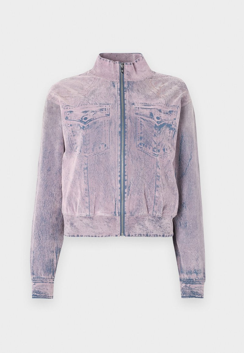 Rosa Jeansjacke mit hohem Kragen, Frontreißverschluss, zwei Brusttaschen und strukturiertem Finish. Kurzes Design mit blauen Akzenten.
