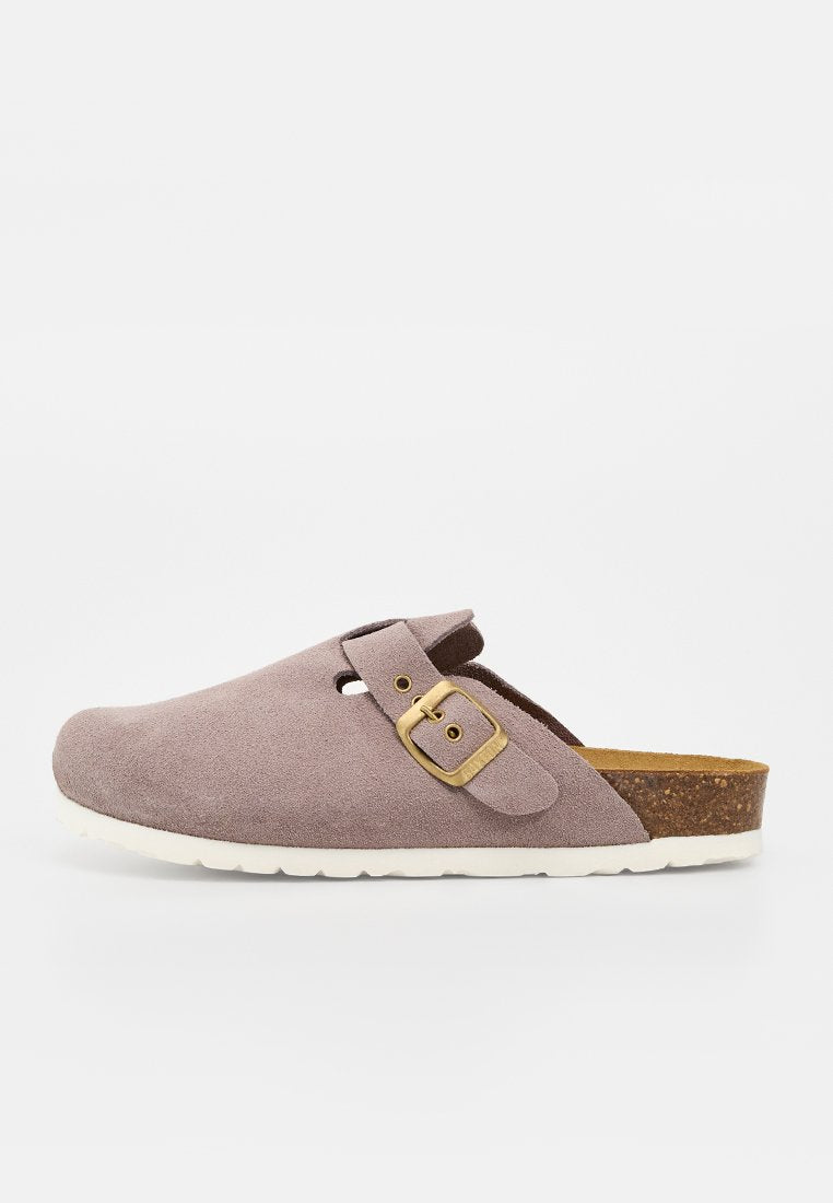 Hellbrauner Wildleder-Slipper mit verstellbarem goldfarbenem Schnallenriemen und weißer Sohle mit Korkfußbett.