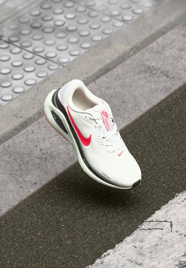 Nike Performance STRUCTURE 26 - Road running shoes - white/bright crimson/med ash/spruce aura/topaz gold-coloured
