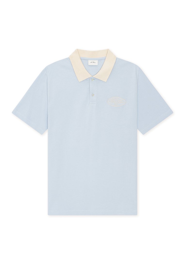Hellblaues Polohemd mit kurzen Ärmeln, beigem Kragen und zwei Knöpfen, mit dezent eingesticktem Logo auf der linken Brust.