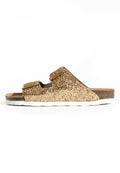 Glitzernde goldene Riemensandalen mit zwei verstellbaren braunen Riemen, Korkfußbett und weißer Laufsohle. Strukturiertes, glitzerndes Obermaterial.